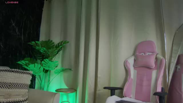 emily_foxx01 Chaturbate webcam show 2026-08-30 22:17