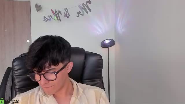 mikeyvioleta Chaturbate webcam show 2026-08-30 14:45